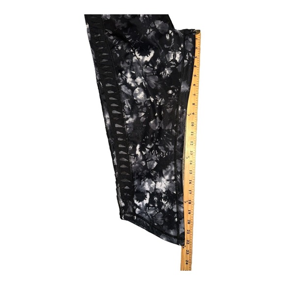 Lululemon Sunshine Saluatation Crop Black/White, Size 12 - Picture 9 of 11